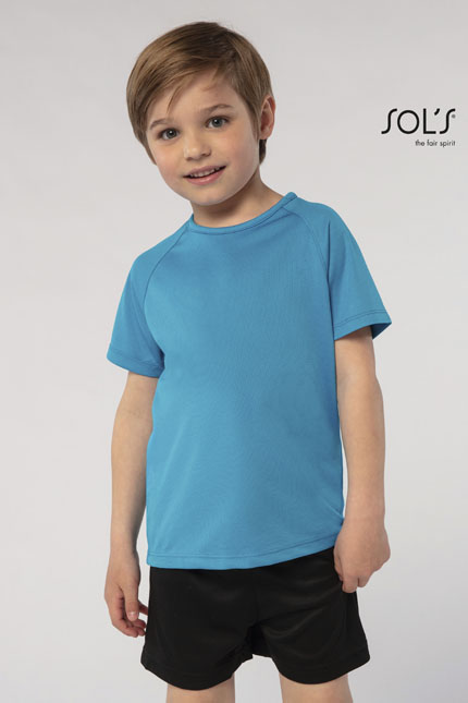 Sporty Kids - 01166ΜΠΛΟΥΖΕΣ / SOLSΠαιδικό T-ShirtΠεριγραφή: Κοντά ρεγκλάν μανίκια με μακρύτερη πλάτη, ιδανικό για όλες τις δραστηριότητες των παιδιών. Διαθέτει λαιμόκοψη με ρέλι και γρήγορο στέγνωμα, που το καθιστά πρακτικό και άνετο.Σχέδιο και Χαρακτηριστικά: Το T-Shirt είναι κατασκευασμένο από 100% διαπνέον πολυέστερ, με βάρος 140g/m², προσφέροντας αξιοσημείωτη άνεση και αντοχή. Η εφαρμογή του είναι ιδανική για ενεργά παιδιά, ενώ οι ανατομικές λεπτομέρειες εξασφαλίζουν ελευθερία κινήσεων. Διατίθεται σε ποικιλία χρωμάτων, συμπεριλαμβανομένων ζωντανών και κομψών αποχρώσεων για να διαλέξετε.Εφαρμογή ως Επαγγελματική Ένδυση: Ιδανικό για αθλήματα, σχολικές εκδηλώσεις ή δραστηριότητες σε εξωτερικούς χώρους, το Sporty Kids T-Shirt αποτελεί την τέλεια επιλογή για νεαρούς αθλητές ή ομάδες σχολείων.Δυνατότητα Προσαρμογής: Μπορεί να προσαρμοστεί με εκτυπώσεις λογοτύπων ή μηνυμάτων, κάνοντάς το εξαιρετική επιλογή για σχολεία ή αθλητικούς συλλόγους που θέλουν να επενδύσουν στην επαγγελματική ένδυση των παιδιών.Υλικό και Άνεση: Το ύφασμα από πολυεστερικό δίχτυ εξασφαλίζει μεγάλη διάρκεια και άνεση, ιδανικό για την απαιτητική καθημερινότητα των παιδιών.